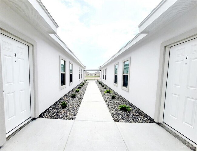 Building Photo - 12 Swallow Ave