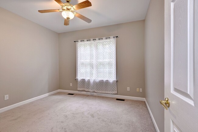 Building Photo - Spacious 5BR/4BA Home in Yorktown – Convenient Location and Comfortable Living