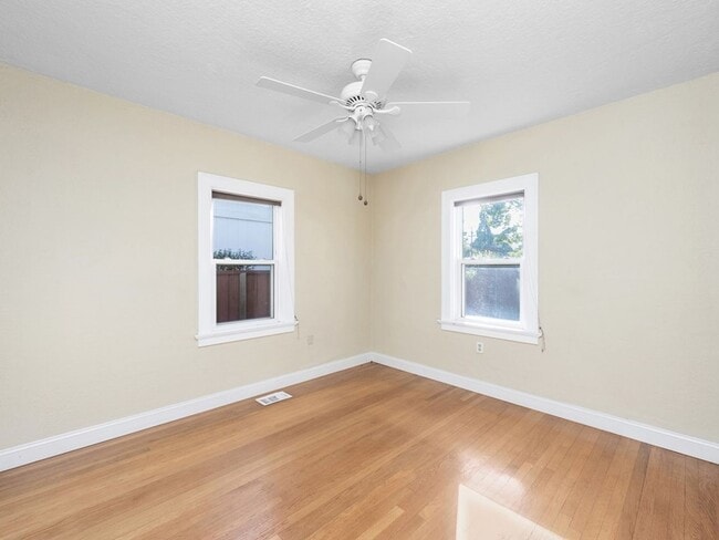 Building Photo - Beautiful Home in Quaint Neighborhood