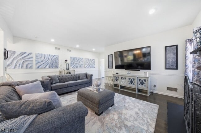 Building Photo - 11 Rosewood Ln