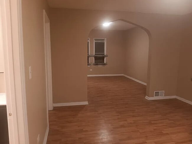 Building Photo - 5005 W Chicago Ave