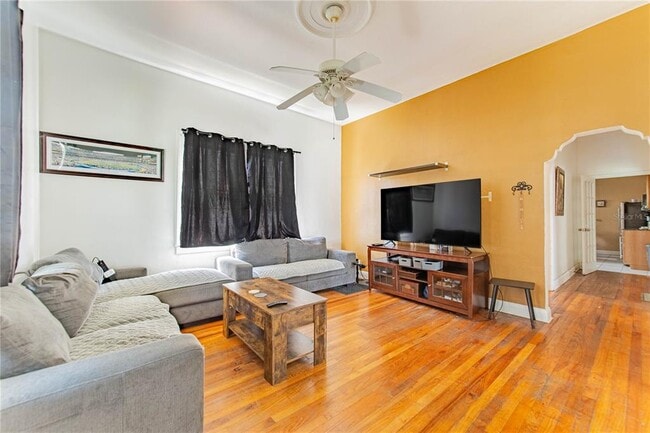 Primary Photo - 3321 W Woodlawn Ave