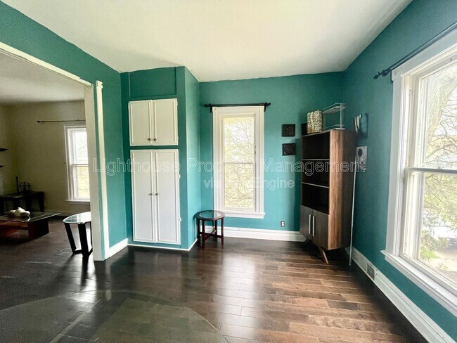 Building Photo - 213 W Vine St