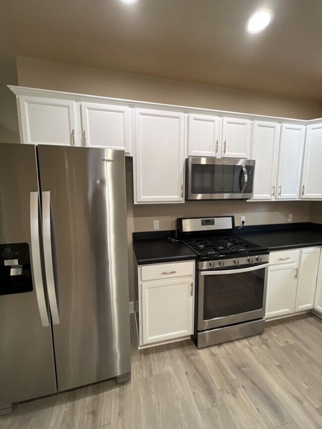 Building Photo - 44 Ranch 5 Bed, 3 Bath Home