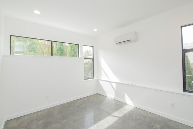 Building Photo - Atkinson Commons- Unit 6