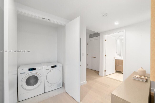 Building Photo - 9221 E Bay Harbor Dr