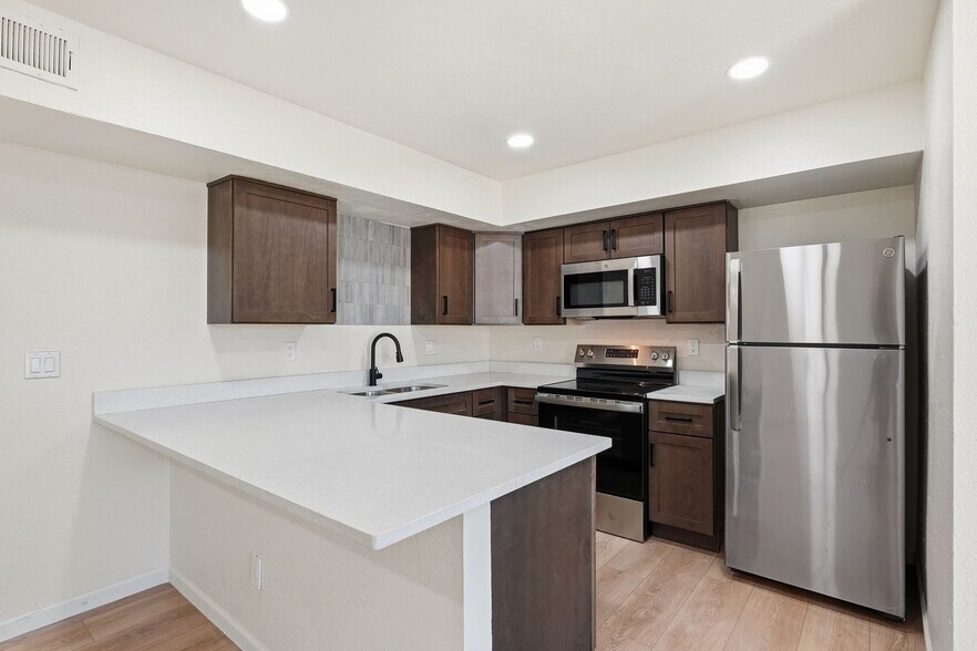 Building Photo - 5846 S Del Moral Blvd