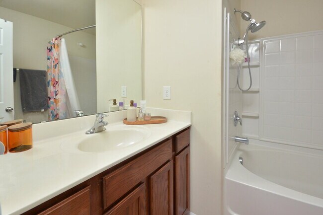 Building Photo - Modern 2BR/2.5BA Townhome in Stratford Lak...