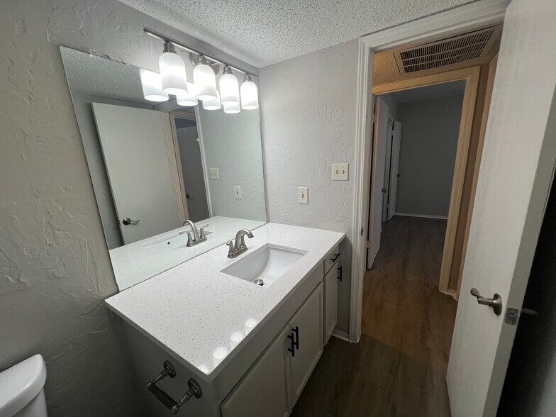 Building Photo - 1936 Bernice St