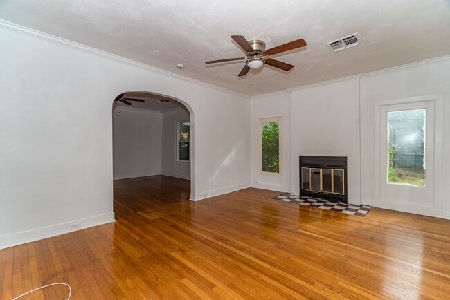 Building Photo - 2-BEDROOM COTTAGE IN TOBIN HILL