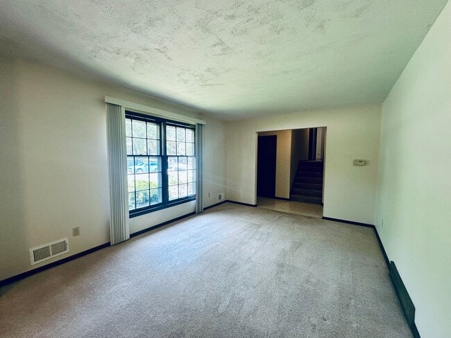 Building Photo - {12119} Spacious Home in Fantastic Locatio...