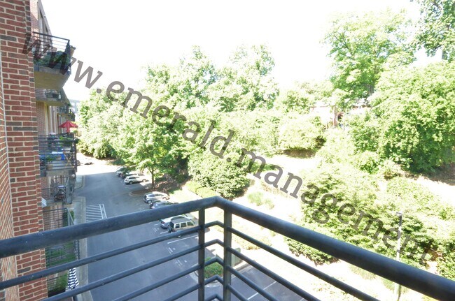 Building Photo - 640 Glen Iris Dr NE