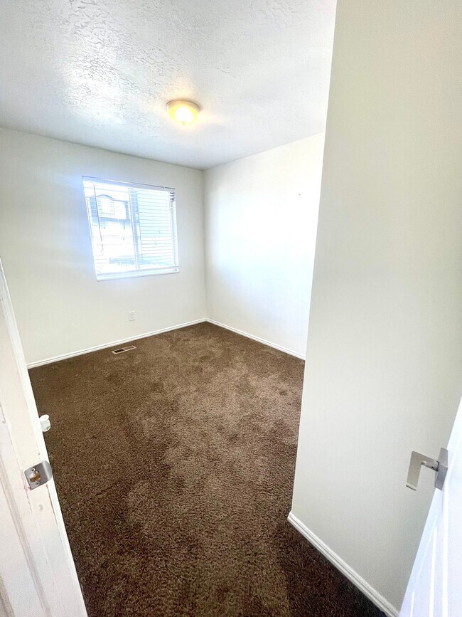 Building Photo - 672 E 950 S