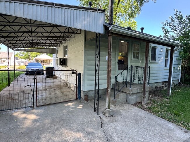Building Photo - Two Bedroom Home