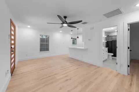 Building Photo - 842 E Laramie Ln