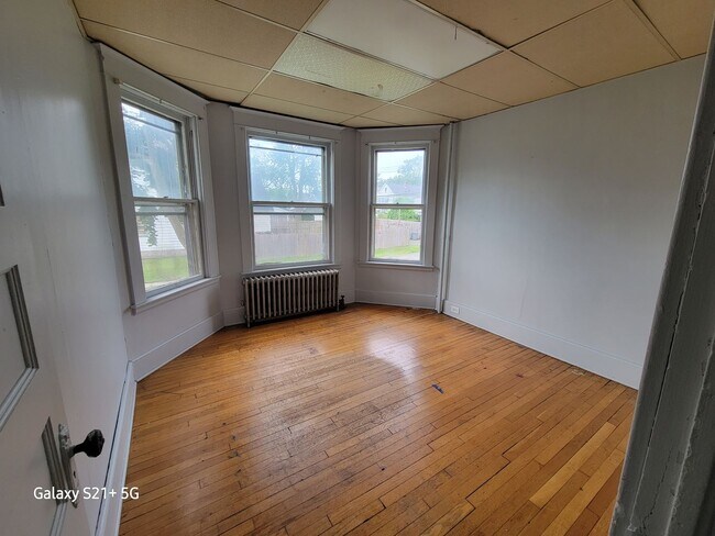Building Photo - Spacious 3/4 bedroom on a quiet Street