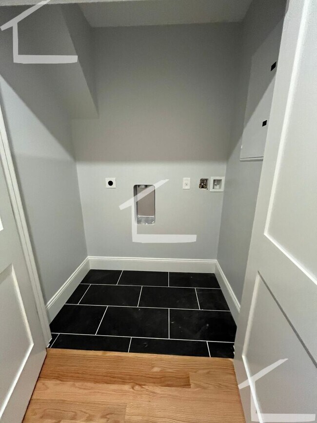 Building Photo - Brighton 3 bed 2 bath....