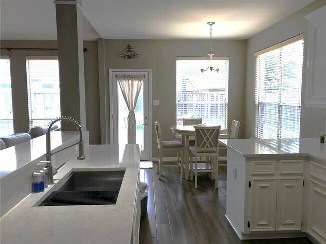 Building Photo - 7615 Dolphin Arc Dr