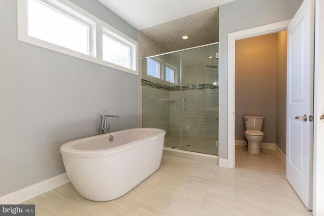 Building Photo - 153 Levering St