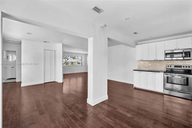 Building Photo - 2112 N 32nd Ct