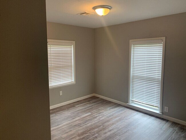 Building Photo - Charming Two Bedroom Downtown Springdale -