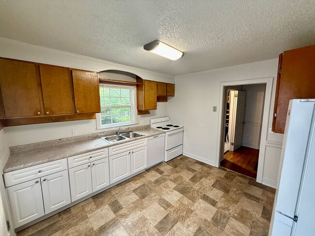 Building Photo - Two bedroom, 1 bath house in Burlington