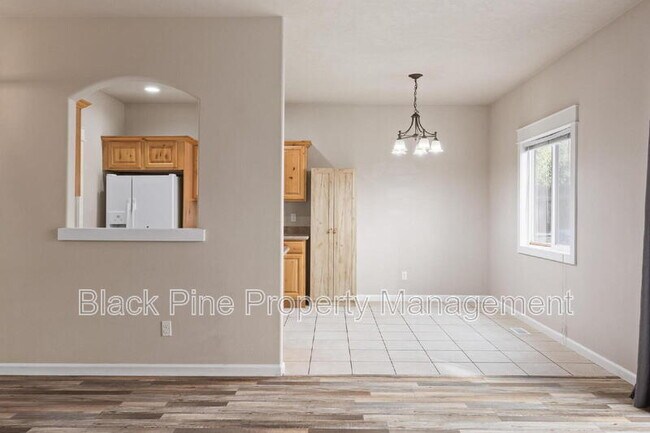 Building Photo - 1729 S Eagleson Rd