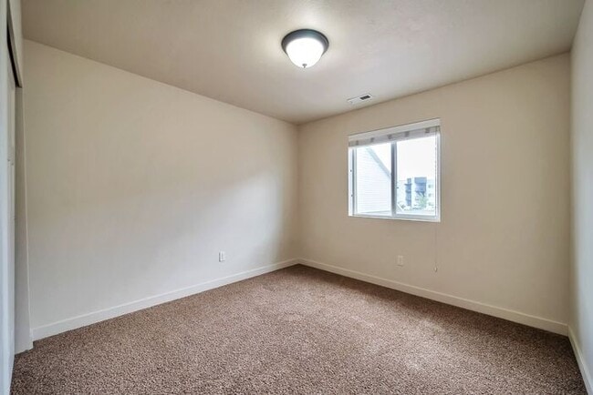 Building Photo - Awesome 2 Story Townhome in Vineyard with ...