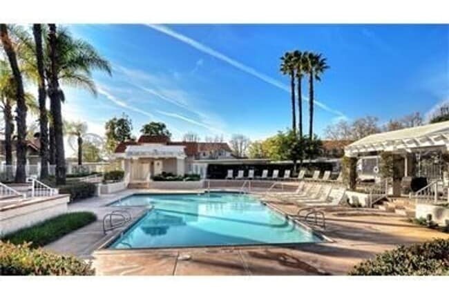 Building Photo - 2 Bed, 2 Bath upper end unit in Beautiful Rancho Santa Margarita