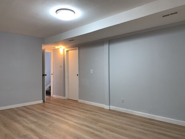 Building Photo - Spacious 3 Bed 2.5 bath Kent Split-Level home