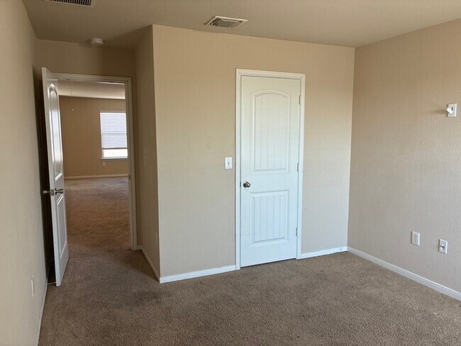 Building Photo - **Move-In Bonus! $500 Amazon Gift Card with 12-Month Lease at Current Rent**