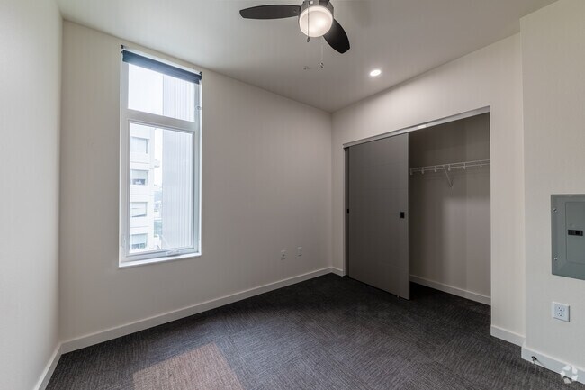 1BR, 1BA - 592 SF - Ferry Street Manor