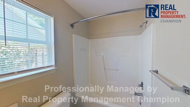 Building Photo - 3 BD/2BA Home with Fenced Back Yard in Azalea Trace - Students Welcome