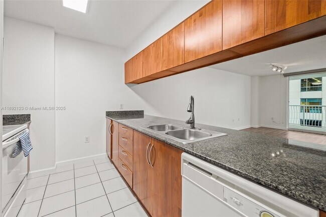 Building Photo - 1200 Brickell Bay Dr