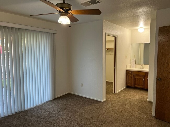 Building Photo - Immaculate 3 bedroom on a court!