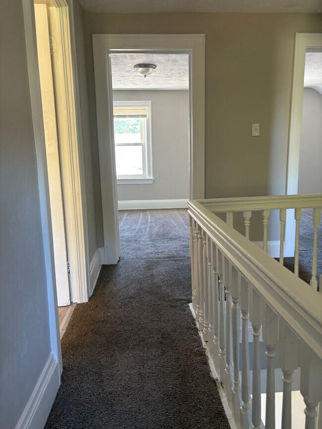 Building Photo - 3 Bedroom Single Family