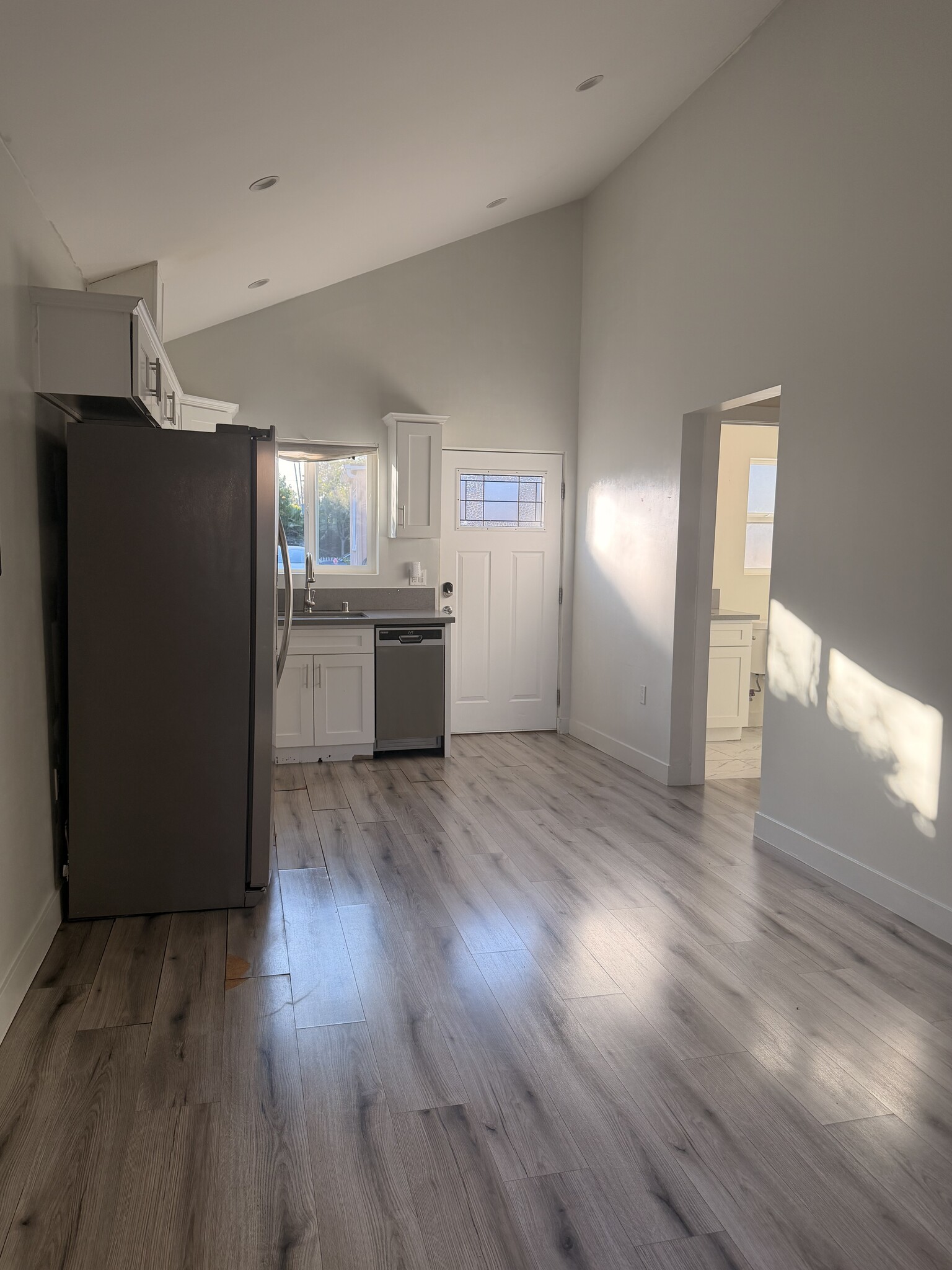 Vaulted ceilings - 20806 Skouras Dr