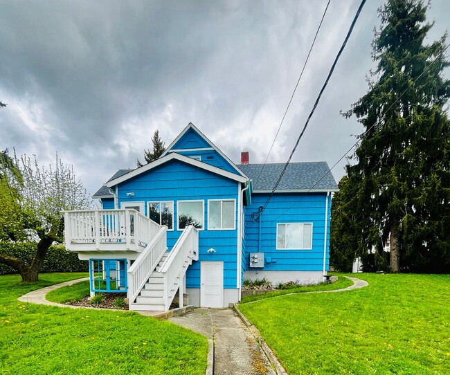 Primary Photo - Newly Remodeled Apartment in the Center of...