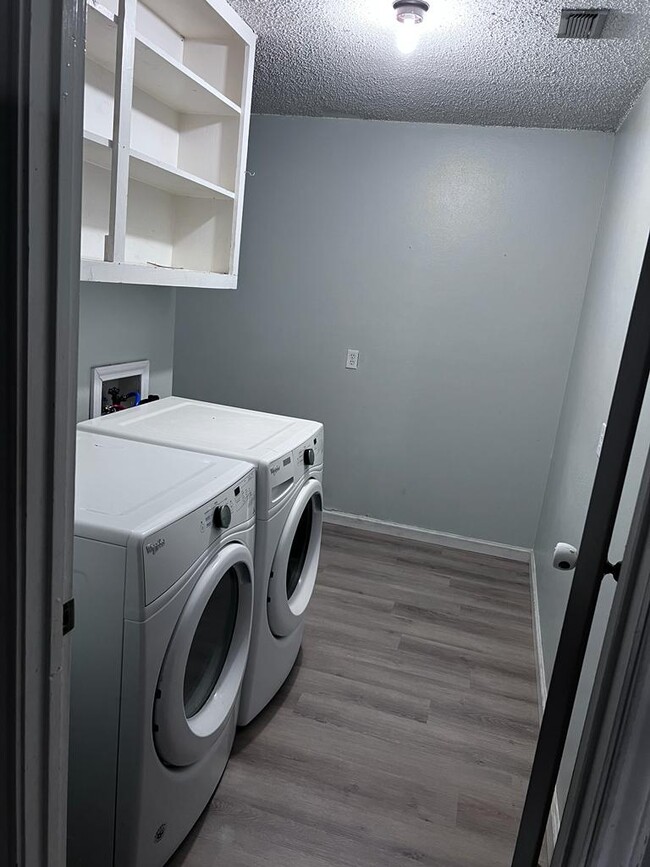 Building Photo - 205 Clover Ln