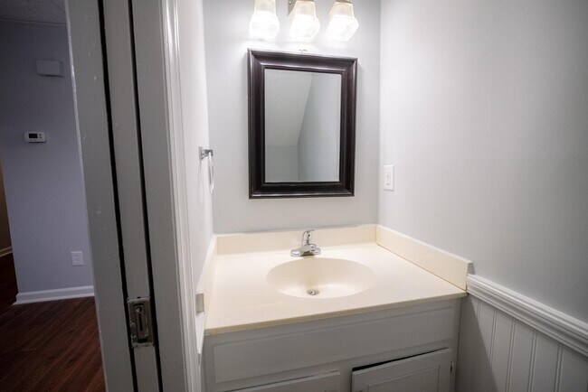 Building Photo - 944 Bonham Ave