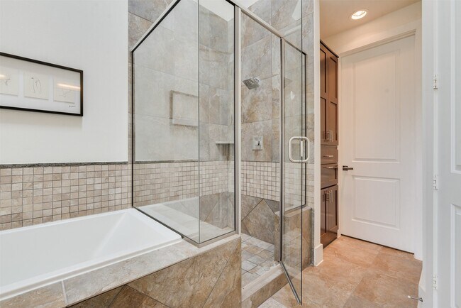 Building Photo - 5429C Hidalgo St