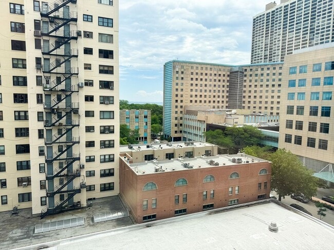 Building Photo - 2909 N Sheridan Rd