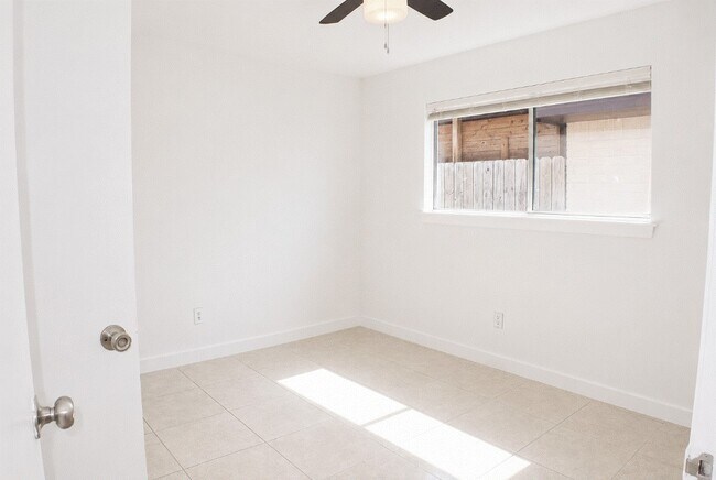 Building Photo - 11118 High Star Dr