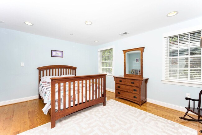 Building Photo - Luxurious Spacious and Bright , Gorgeous P...