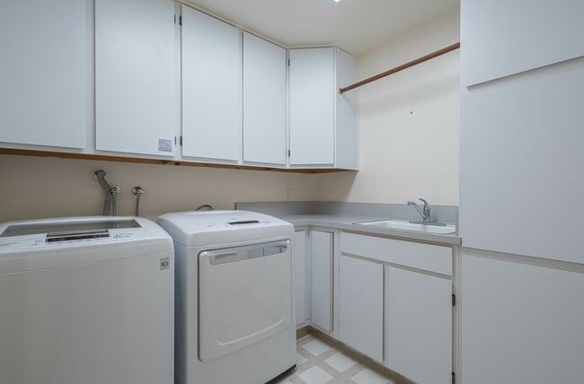 Building Photo - 4055 Sunset Ln