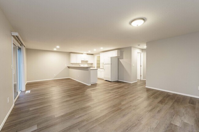 Building Photo - Recently Updated 3 Bedroom 2.5 Bath Duplex - Located in Convenient Hazel Dell Neighborhood