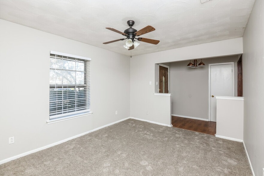 Building Photo - 2532 Belhaven Dr