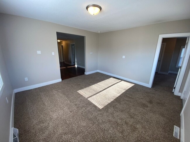 Building Photo - 4 Bedroom Home just 3 minutes from downtown!