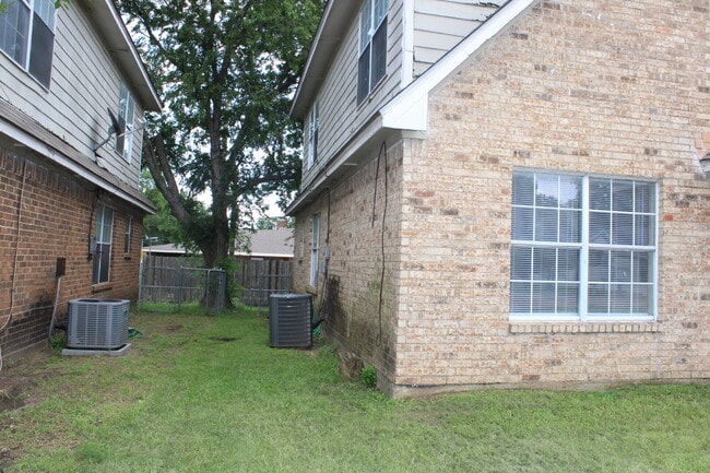 Building Photo - 528 Glen Cove St