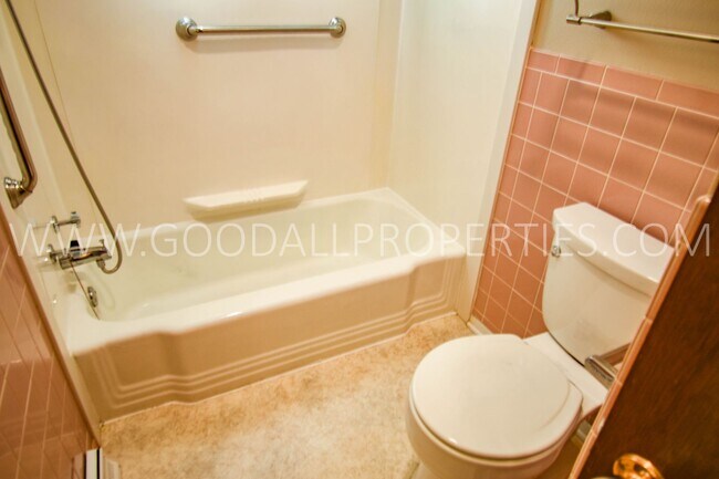 Building Photo - 2 Bedroom 1 Bath duplex home in Windsor Heights with Garage!!!